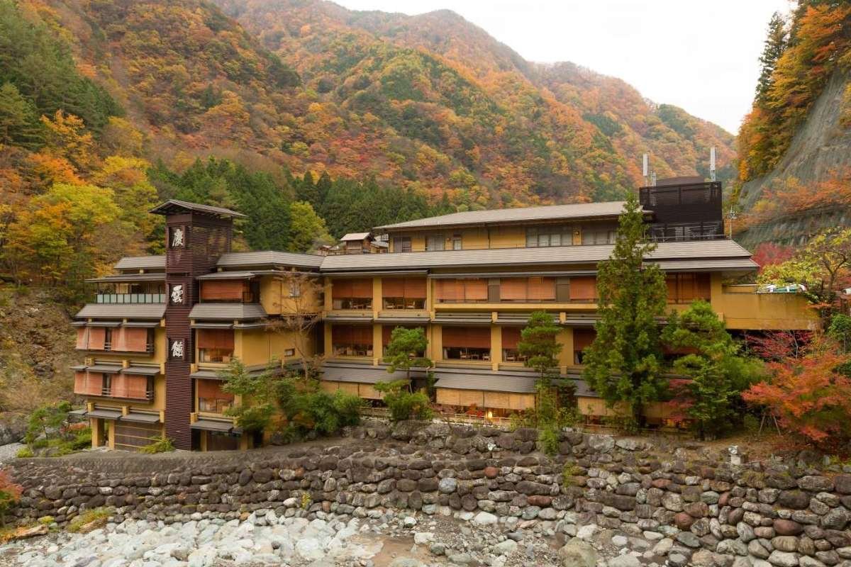 Cómo es el hotel japonés que funciona desde hace 1300 años