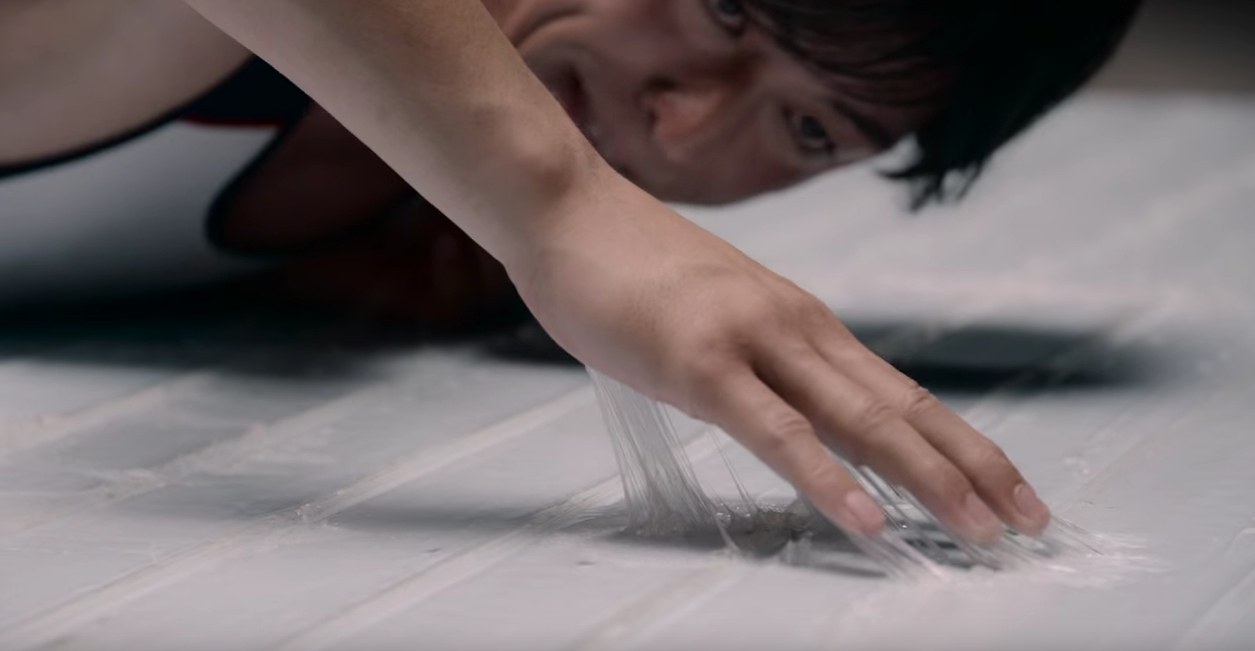 Crean un pegamento para cucarachas que ni los humanos podrían escapar