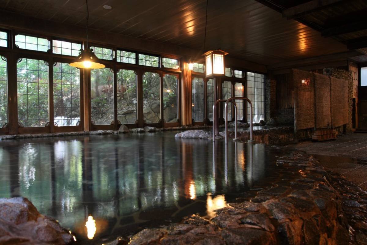 Un lujoso hotel japonés pidió disculpas por cambiar el agua de su piscina solo dos veces en un año y no usar cloro