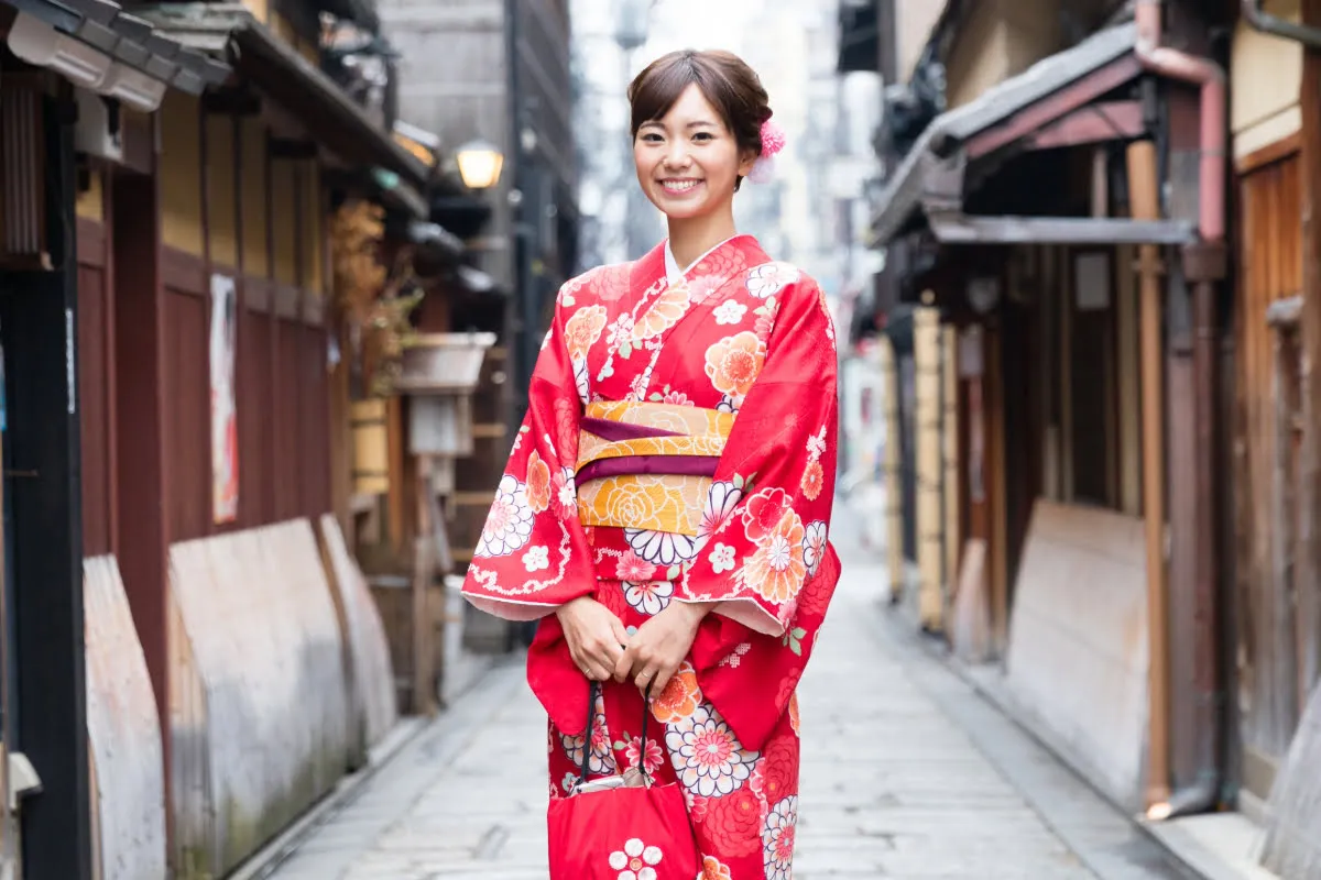 Reglas no escritas de Japón: guía esencial para viajeros 2026 japonesa en kimono