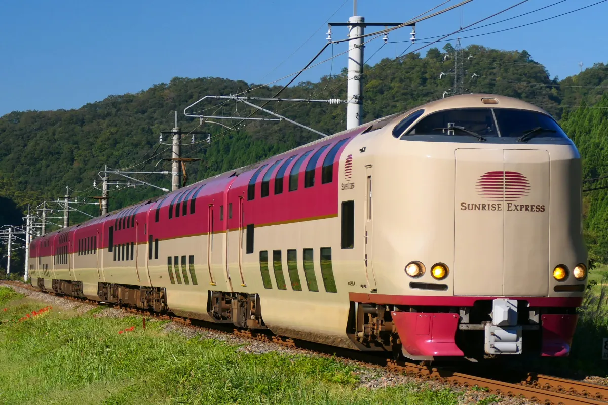 sunrise express, el único tren nocturno de japón
