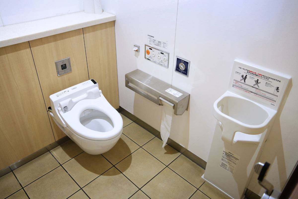 depositphotos - baño público en japón