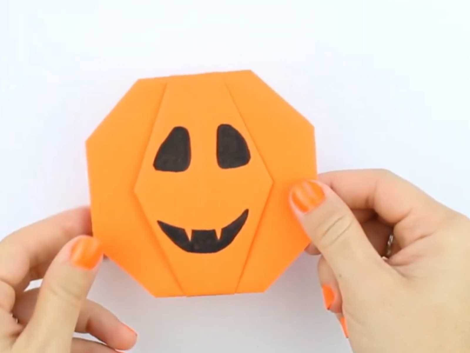 Cómo hacer una calabaza de Halloween de origami fácil
