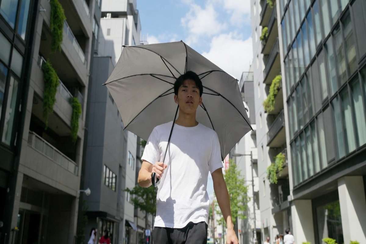 Cada vez más hombres japoneses usan paraguas para protegerse del sol y el calor 2026 paraguas en japon
