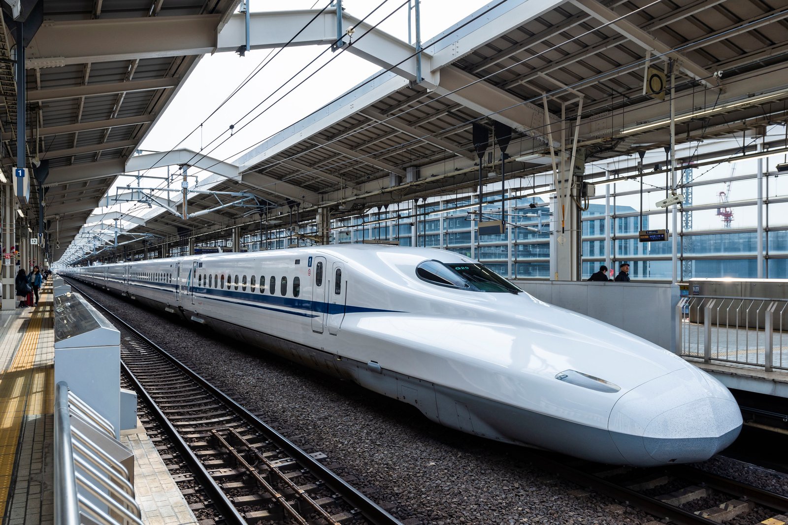Así funciona el sistema de trenes de Japón: privado, rentable y con casi 400 Shinkansen al día 2026 Shinkansen de la serie N700 detenido en el andén de una estación de alta velocidad en Japón