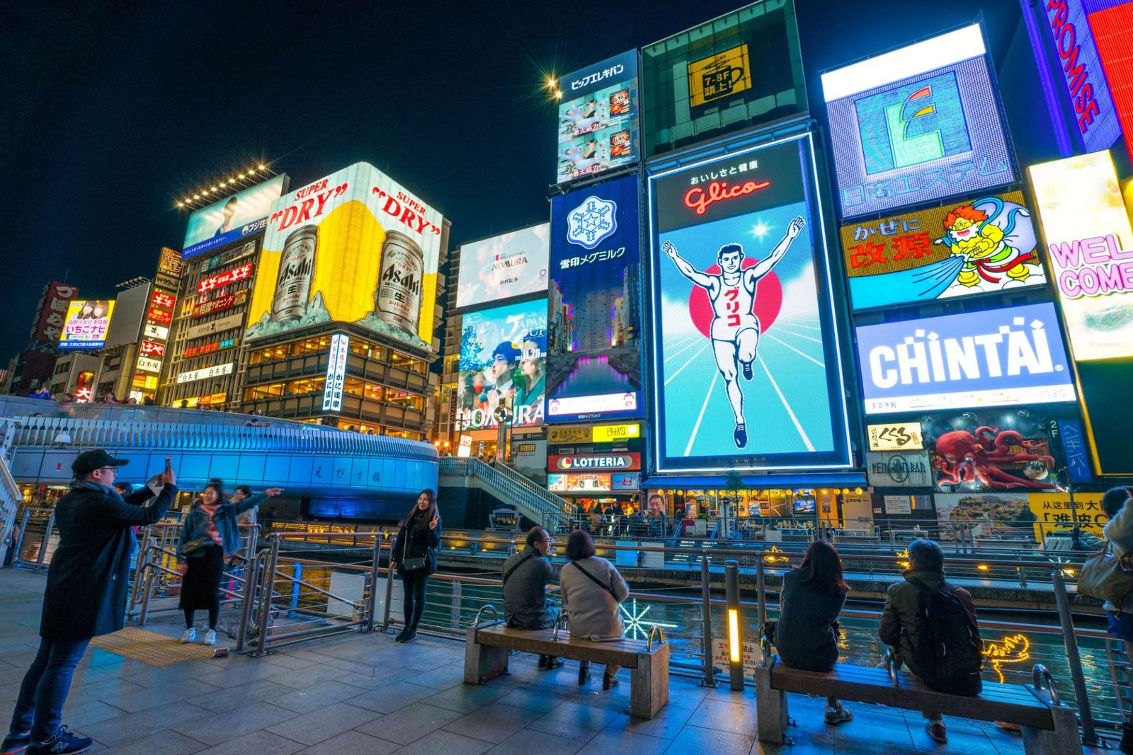 El corredor que lleva 90 años brillando en Osaka nació de un caramelo hecho con ostras (y su historia es increíble) 2026 El corredor que lleva 90 años brillando en Osaka nació de un caramelo hecho con ostras (y su historia es increíble) 2026