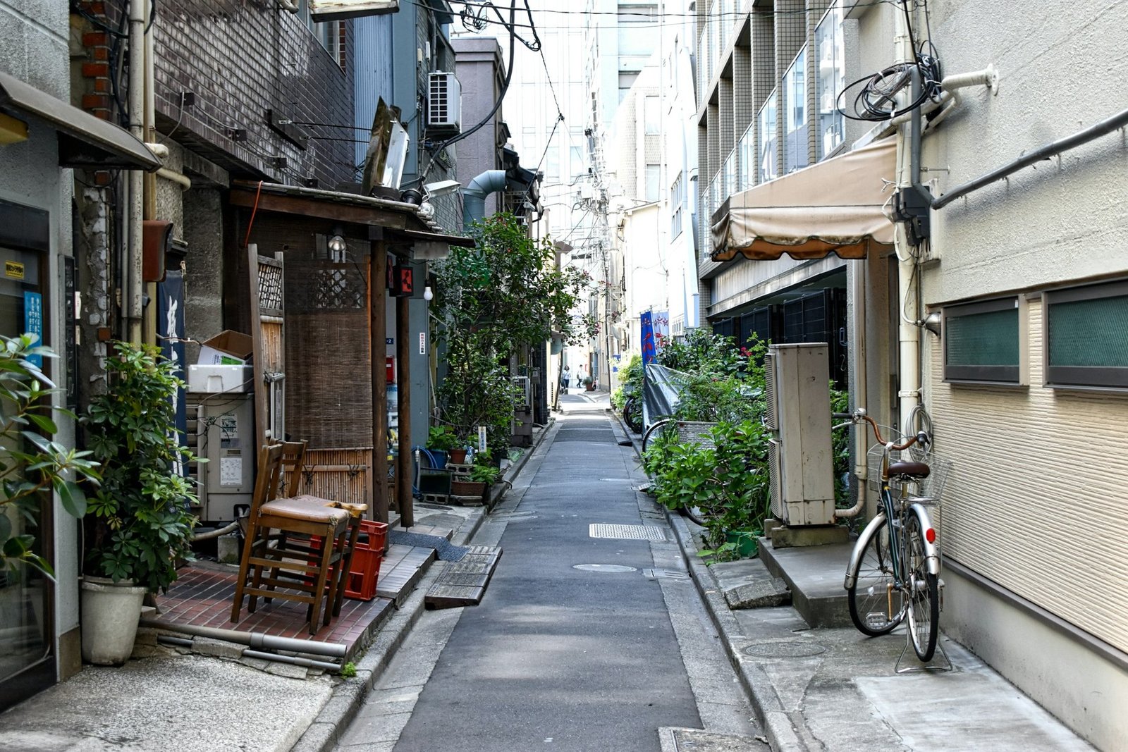 Una casa de 6,5 tsubo en Shinjuku: el truco de dos arquitectos para vivir a lo grande en poco espacio 2026 Bicicleta aparcada junto a una calle residencial de Tokio
