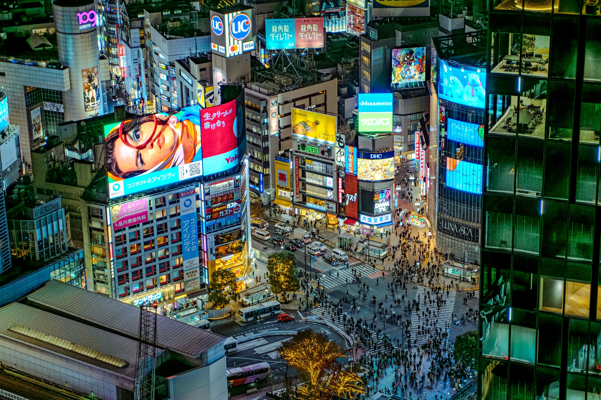 Cruce de Shibuya (Shibuya Crossing) visto desde lo alto, con peatones cruzando en todas direcciones