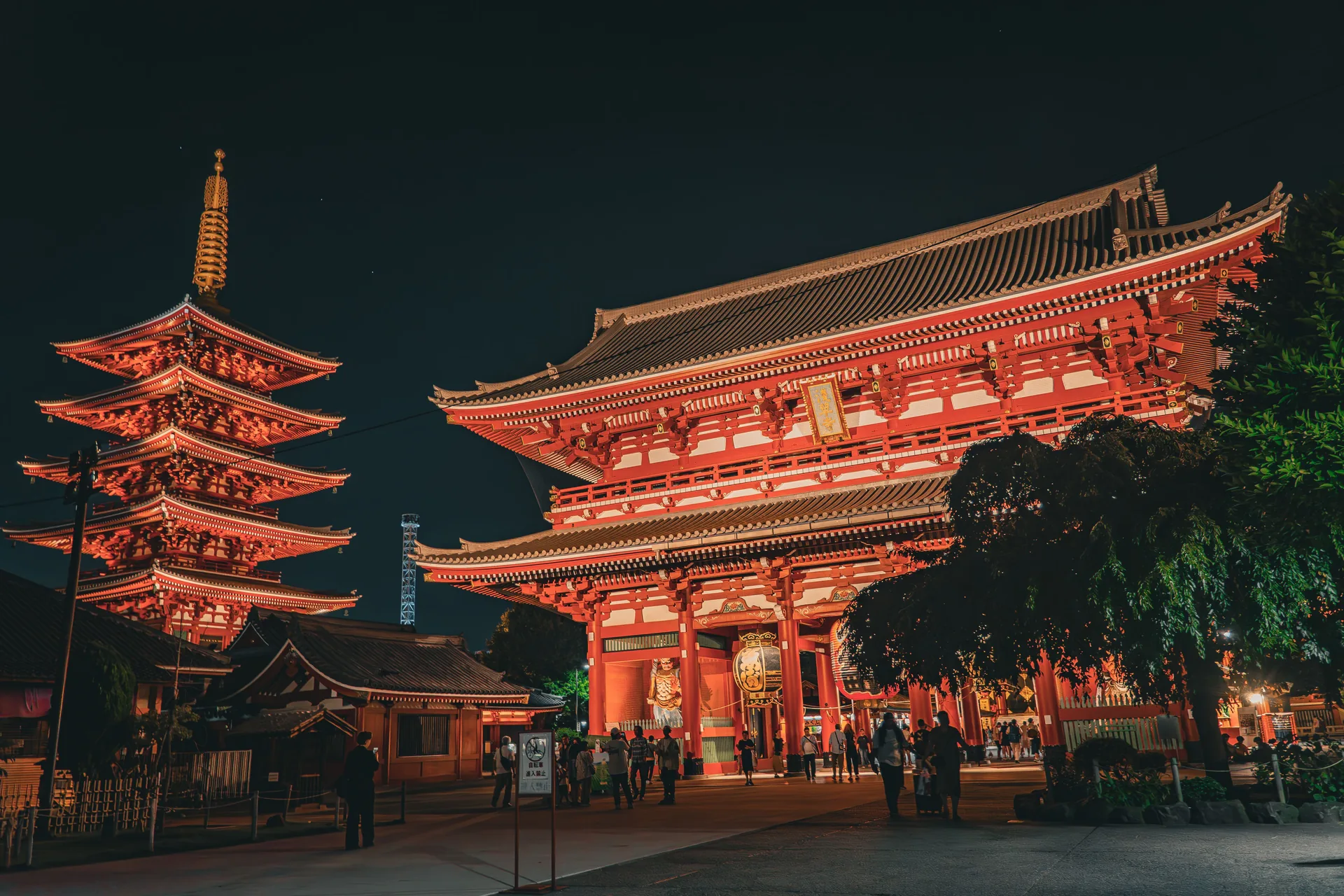 Festivales en Japón en diciembre 2026: calendario y fechas 2026 Templo Sensoji de Asakusa iluminado de noche, con la pagoda de cinco pisos