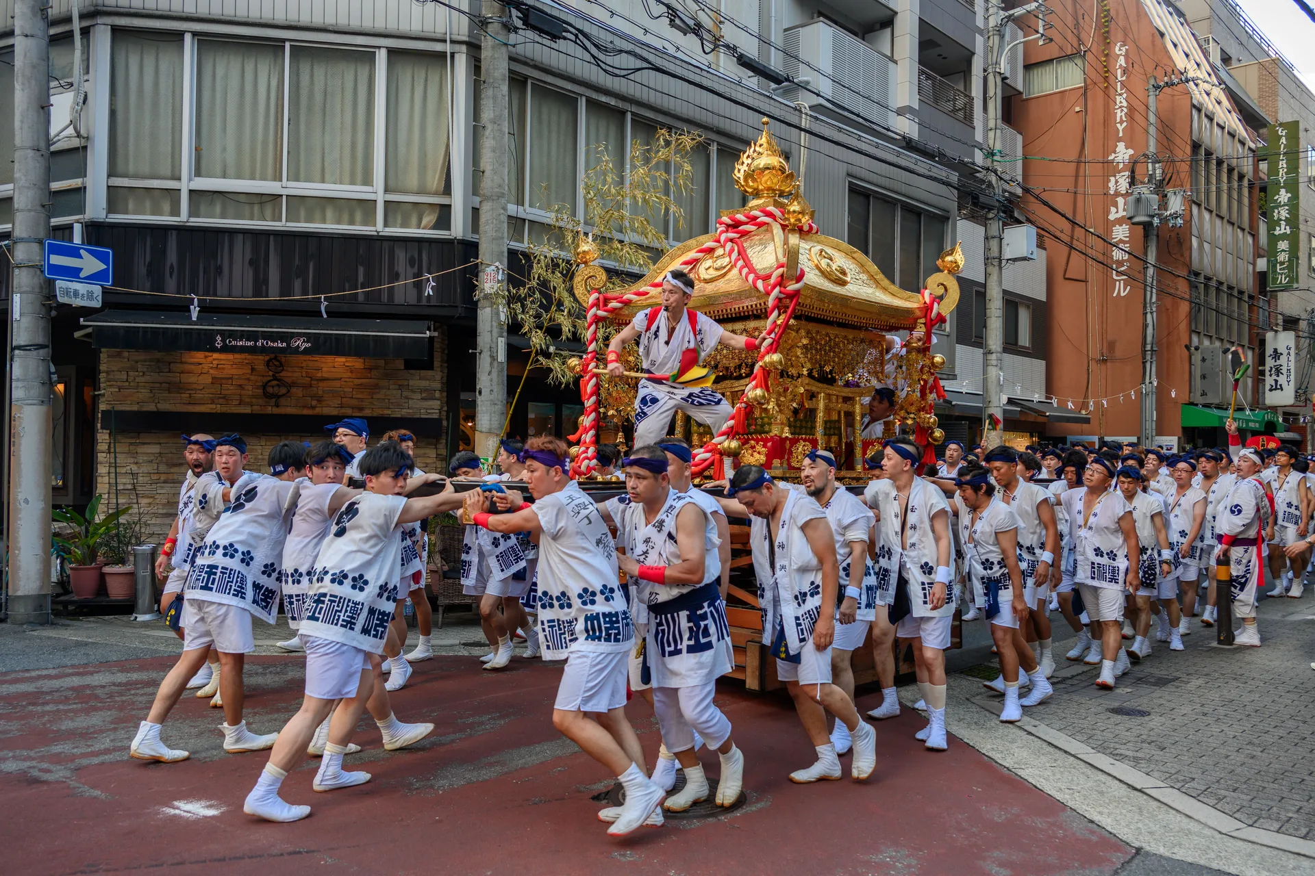 Festivales en Japón en noviembre 2026: calendario y fechas 2026 Desfile de un mikoshi durante un matsuri en las calles de Tokio