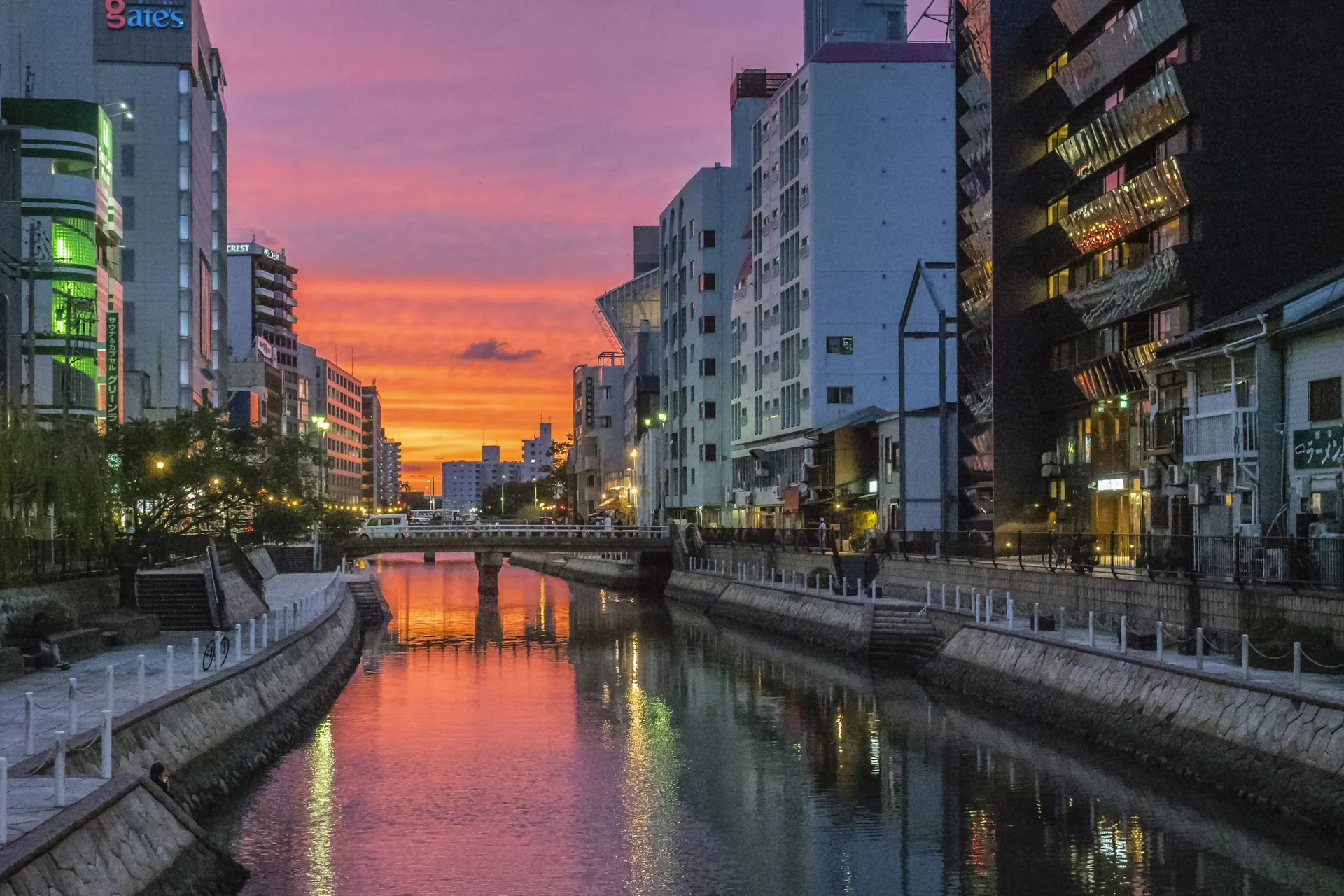 El río Naka de Fukuoka al atardecer, entre edificios iluminados