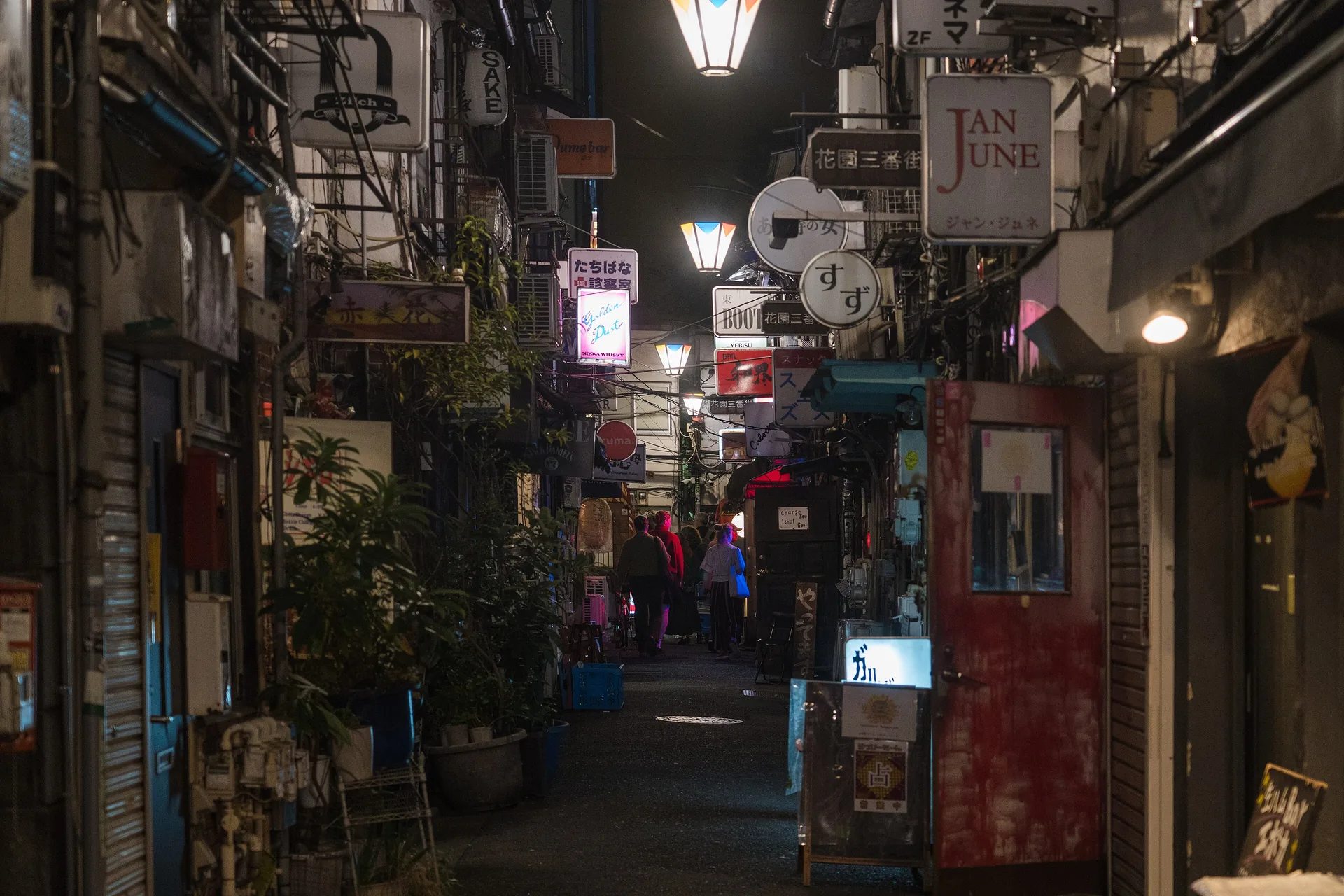 Callejón del Golden Gai de Shinjuku de noche, con los letreros iluminados de sus bares