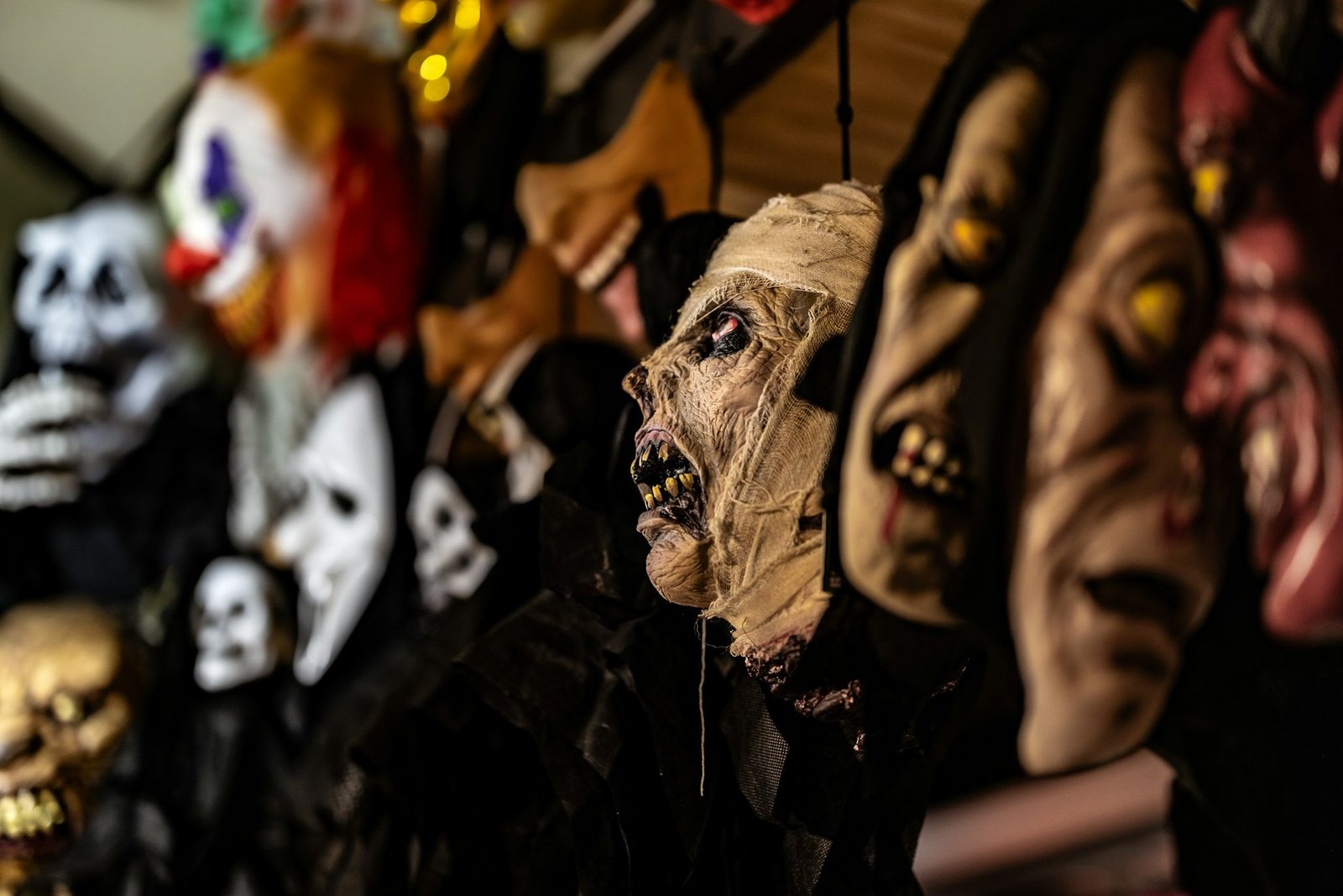 Máscaras de Halloween en fila