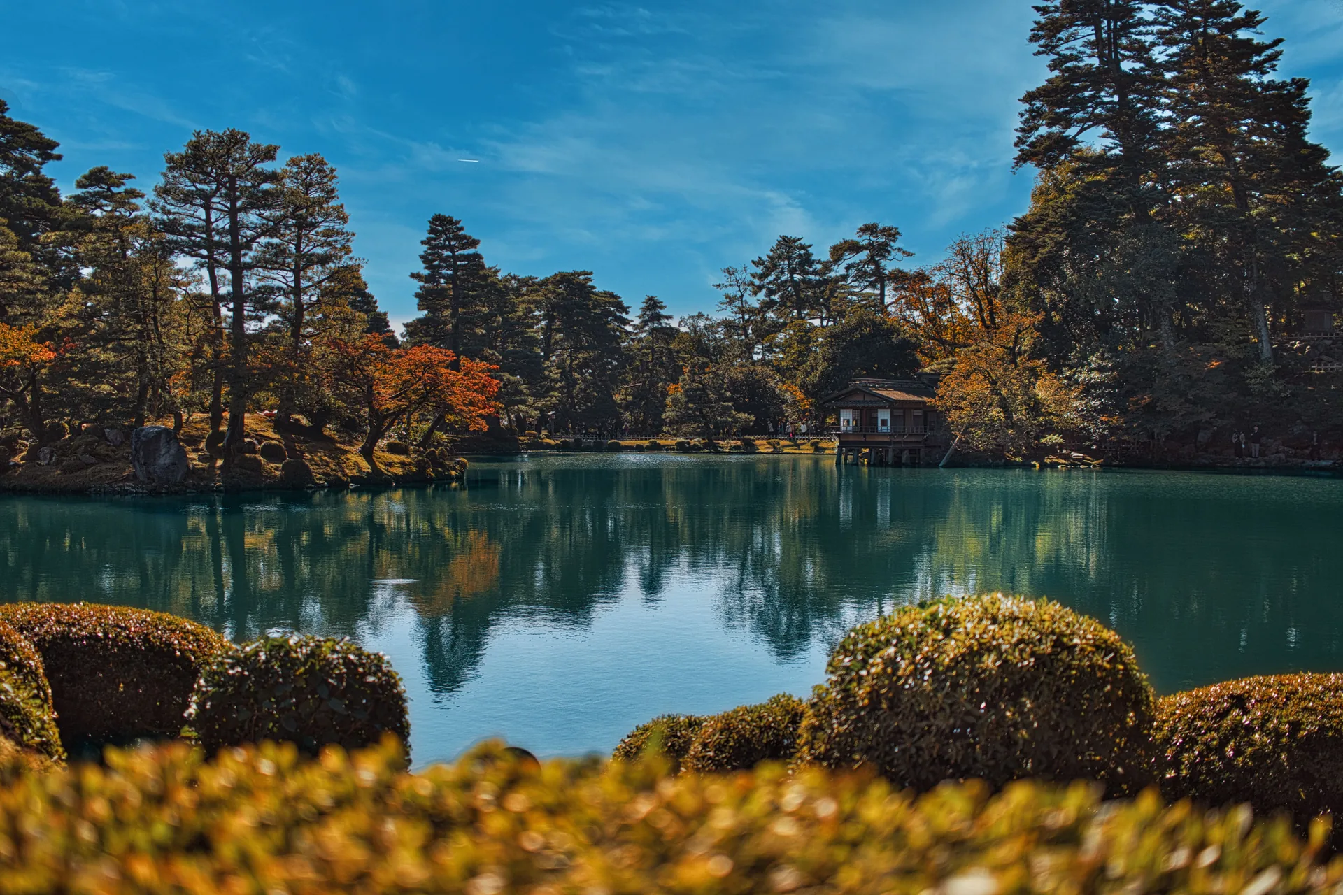 Estanque y arces rojos del jardín Kenrokuen de Kanazawa en otoño
