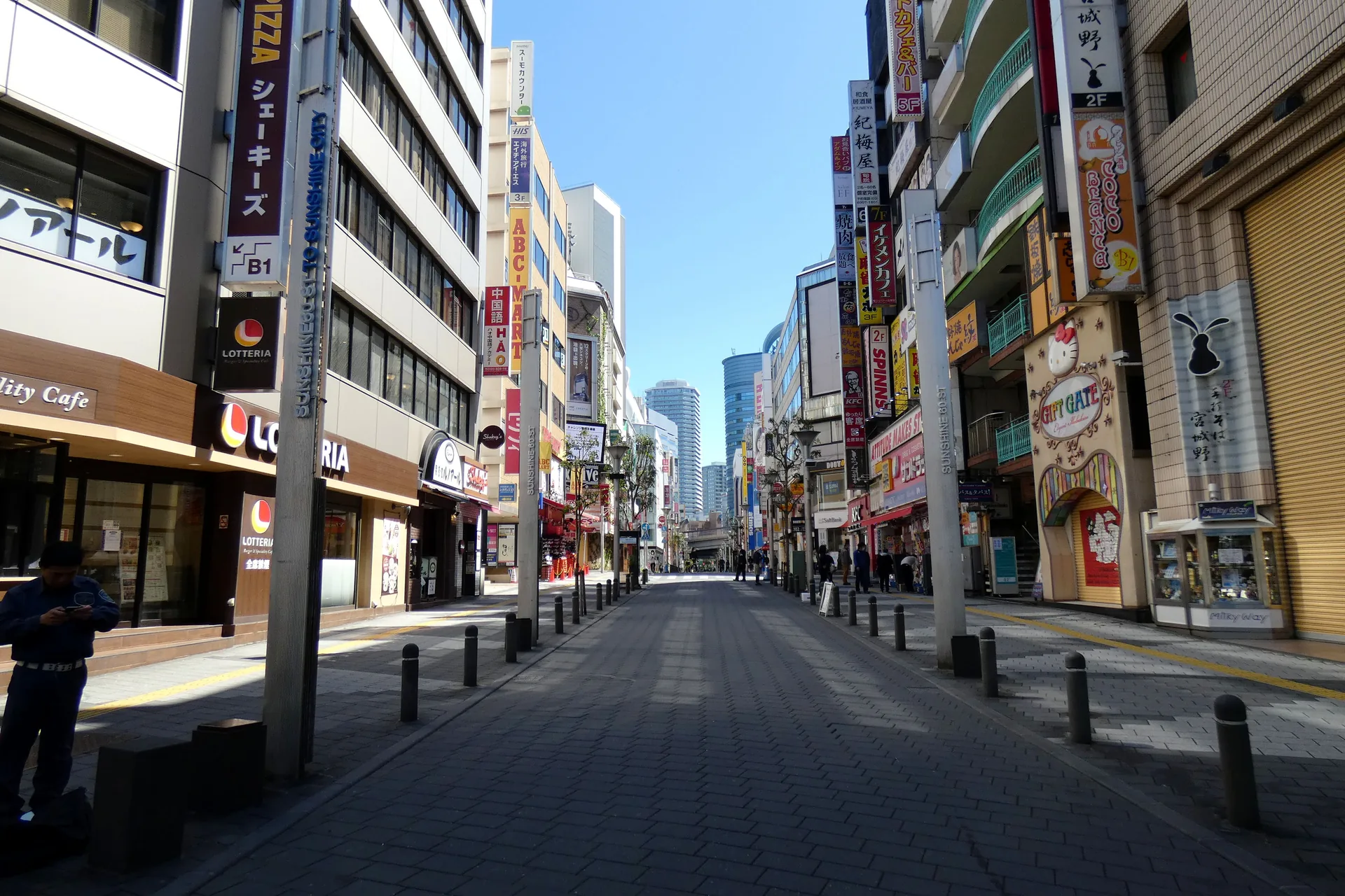Calle Sunshine 60 Street de Ikebukuro, con tiendas y letreros a ambos lados