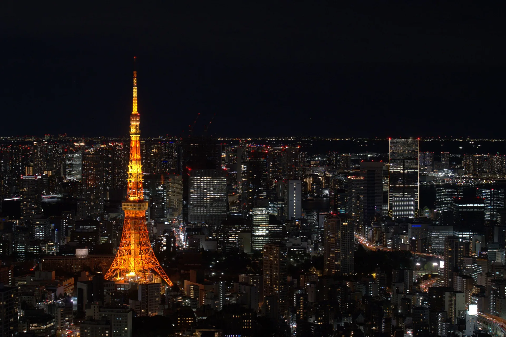 Japón en diciembre: clima, qué ver y qué llevar 2026 Torre de Tokio iluminada de noche entre los edificios de la ciudad