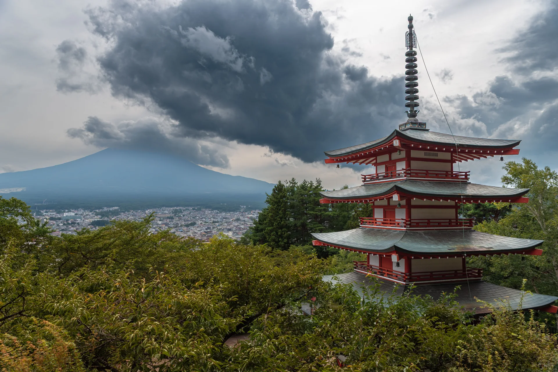 Pagoda Chureito con el monte Fuji al fondo bajo un cielo de nubes