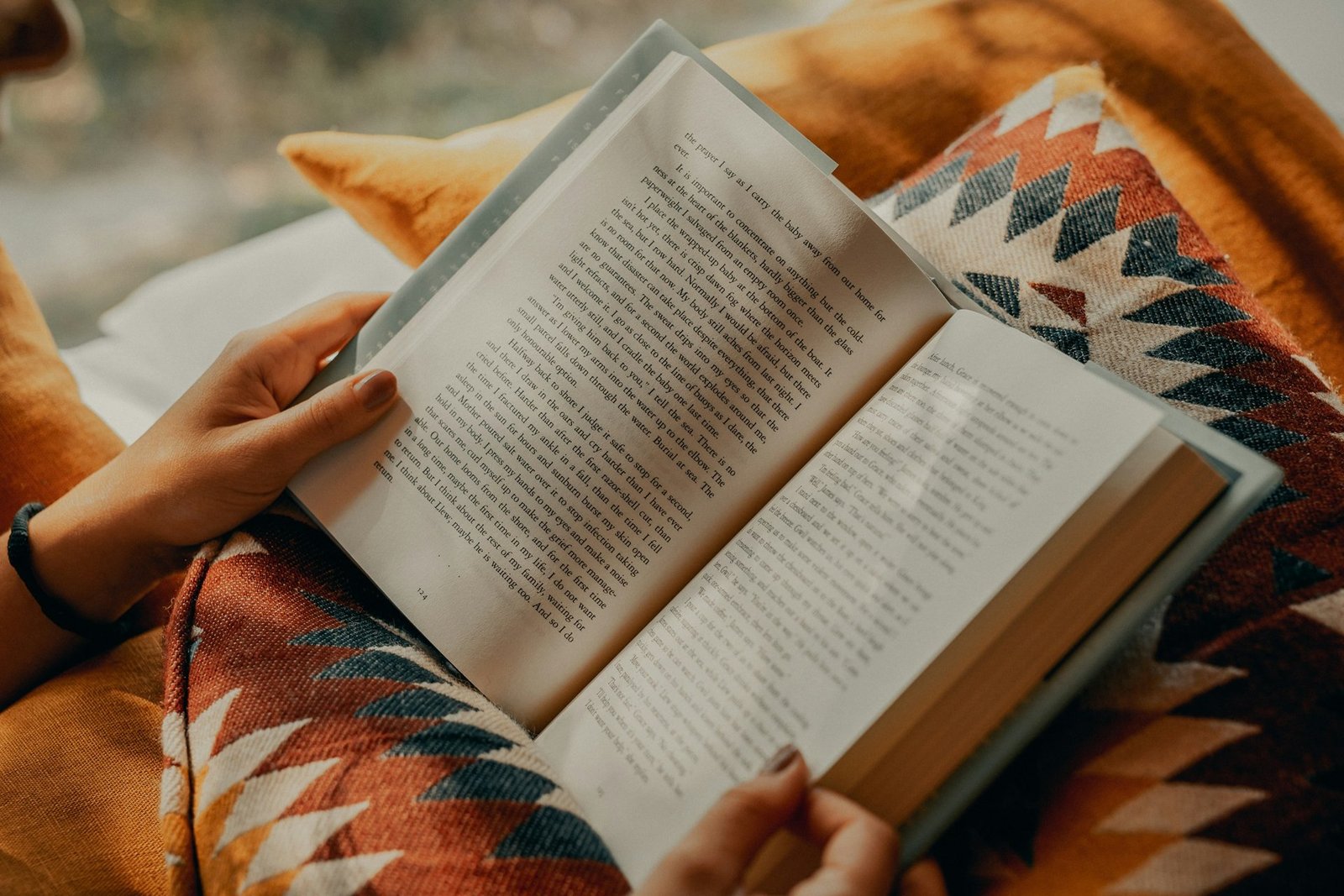 Persona leyendo un libro