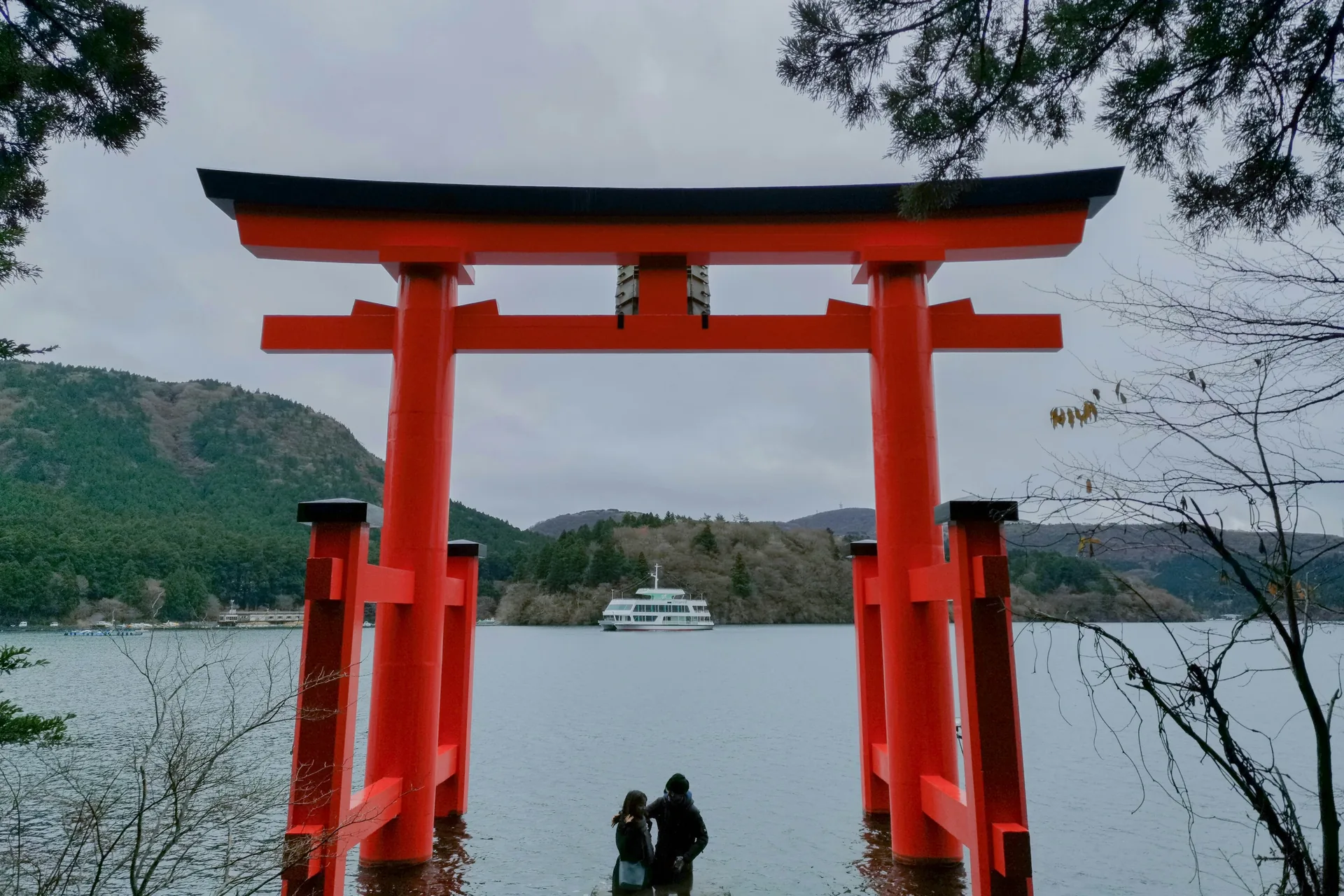 Torii del santuario de Hakone en el lago Ashi, Kanagawa