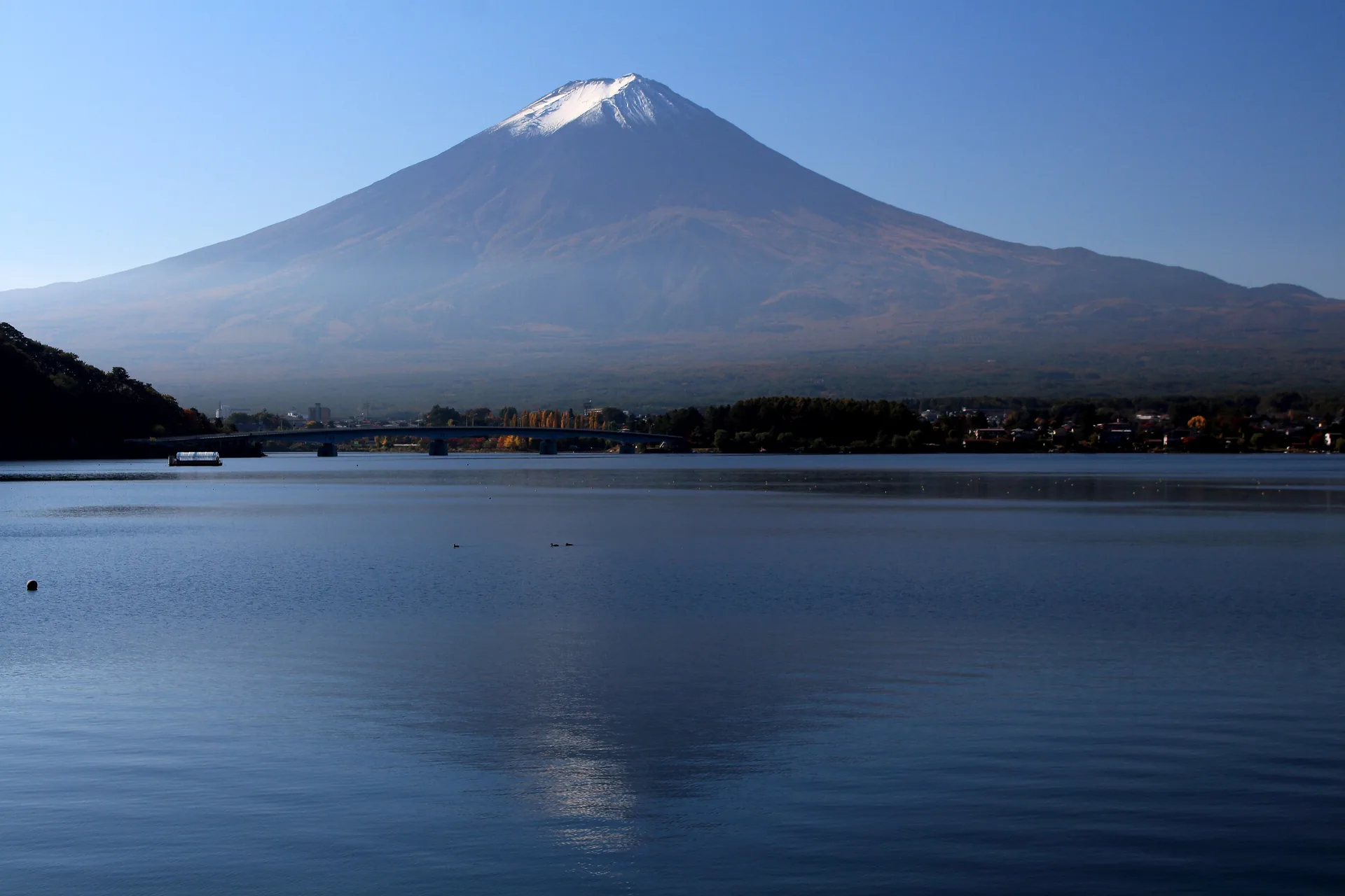 Monte Fuji nevado reflejado en el lago Kawaguchi en un día despejado de otoño