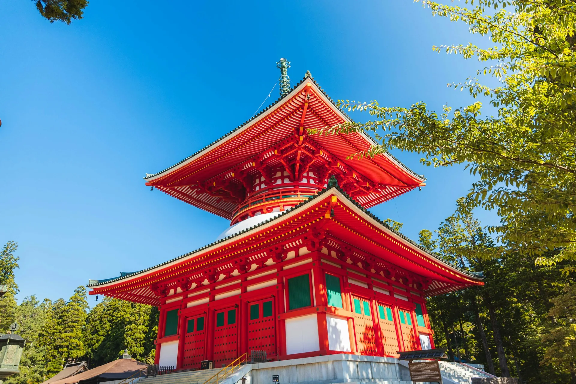 Konpon Daito, la gran pagoda roja de Danjo Garan en Koyasan, bajo un cielo azul