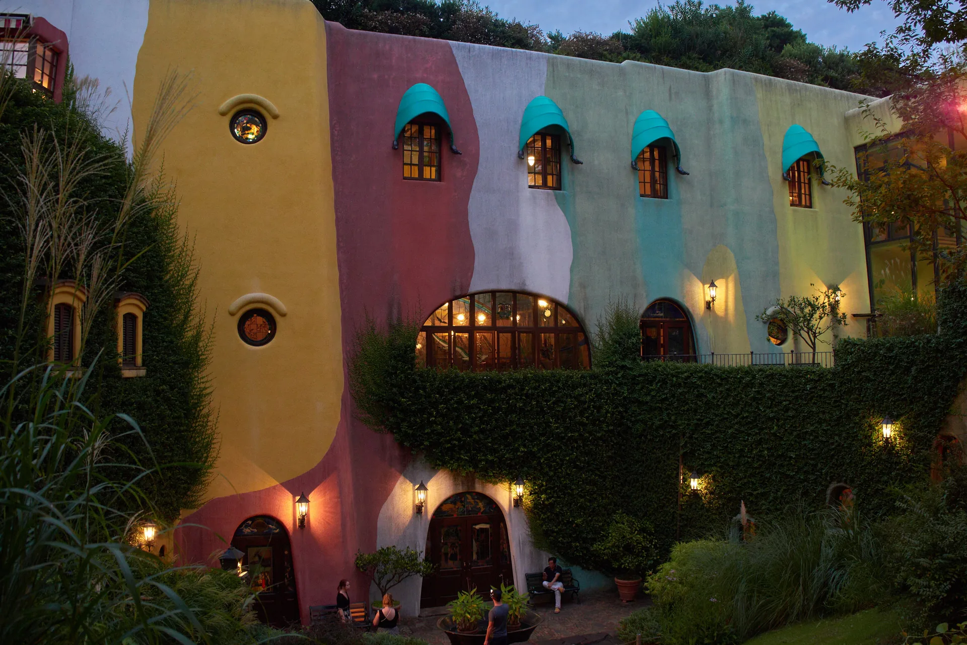 Fachada de colores del Museo Ghibli de Mitaka, en Tokio, al atardecer