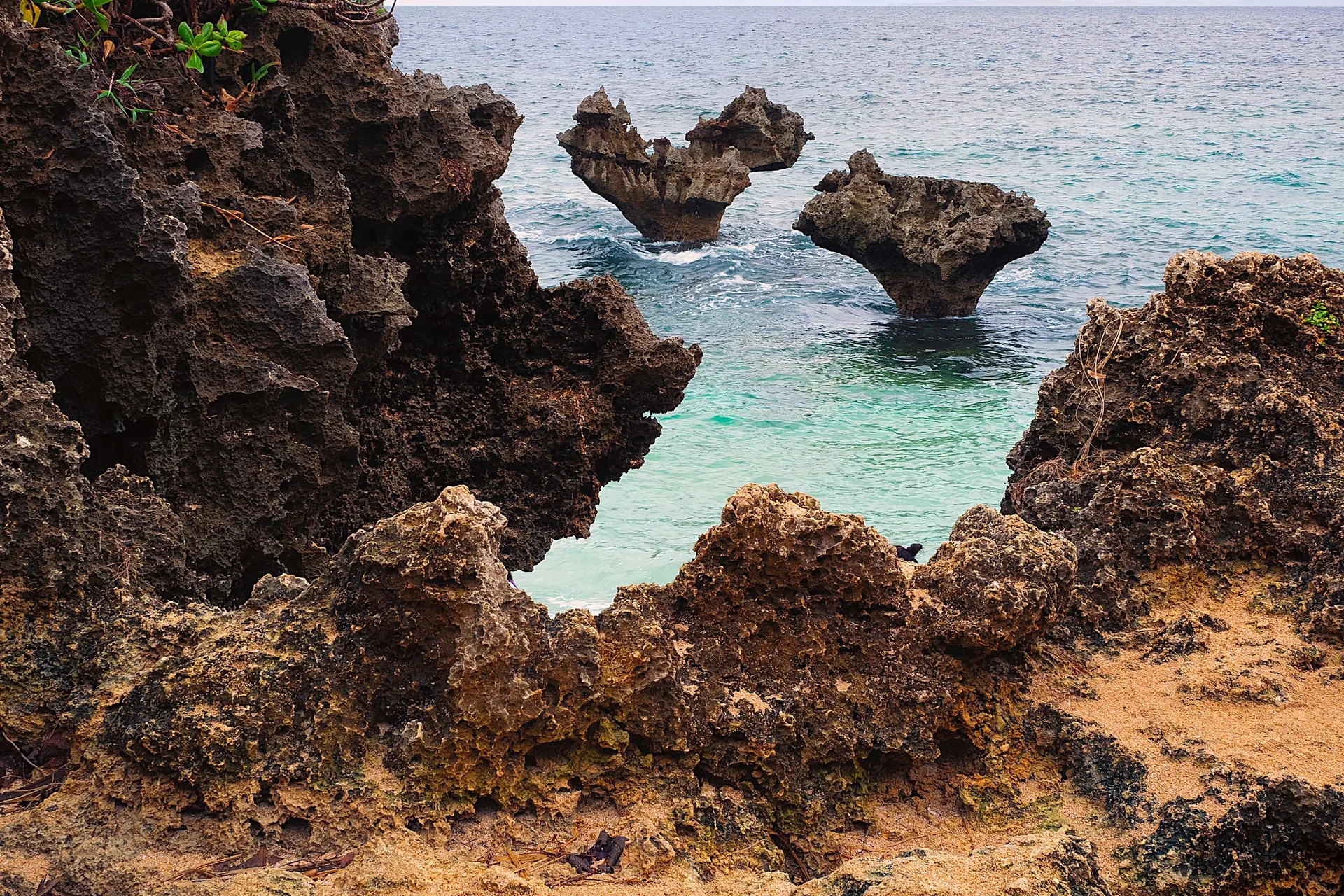 Rocas con forma de corazón en la playa Tinu de la isla de Kouri, Okinawa