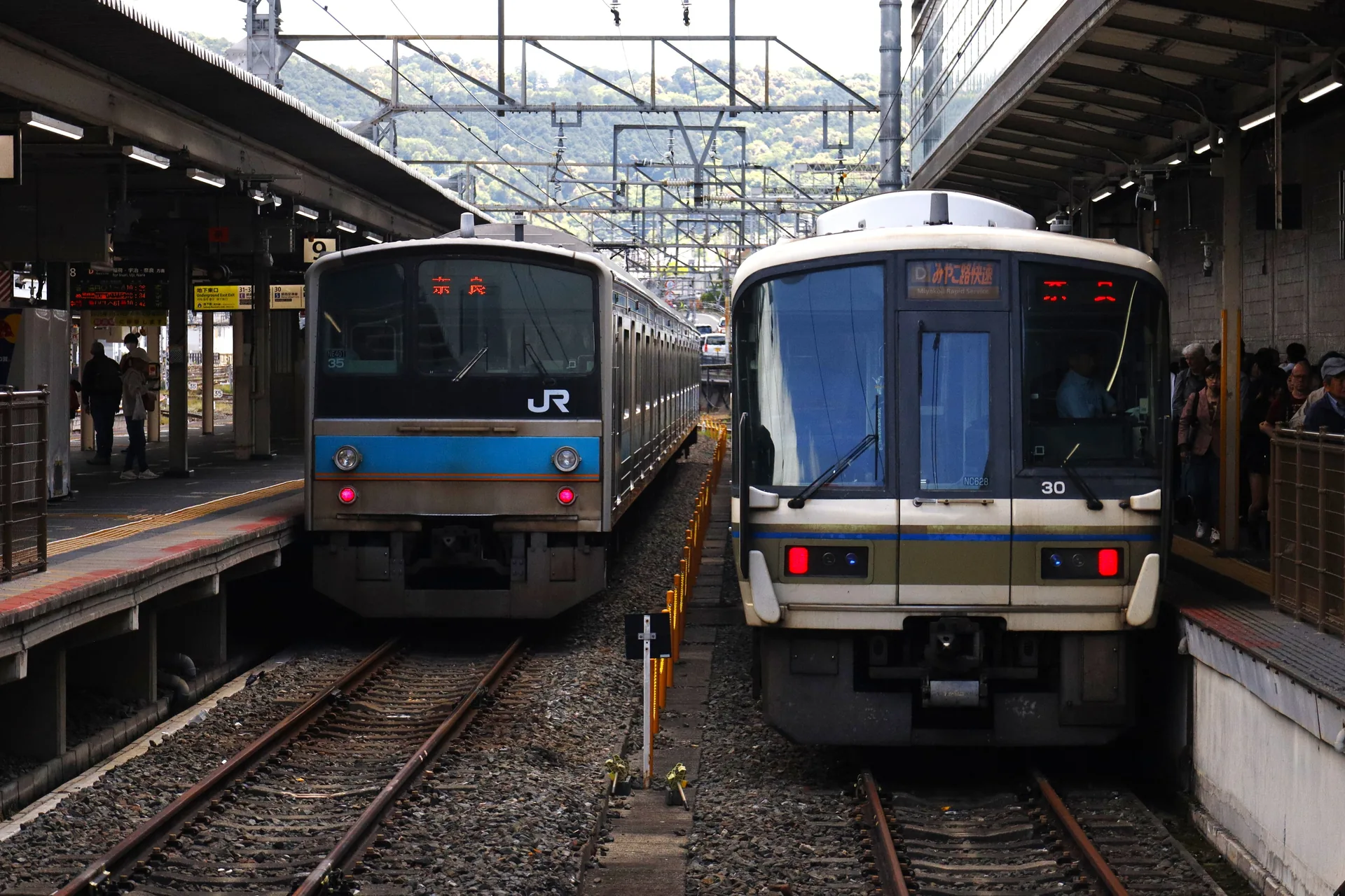 Kansai Area Pass: ya no se vende. Qué pase comprar en 2026 2026 Trenes de cercanías de JR en los andenes de la estación de Kioto