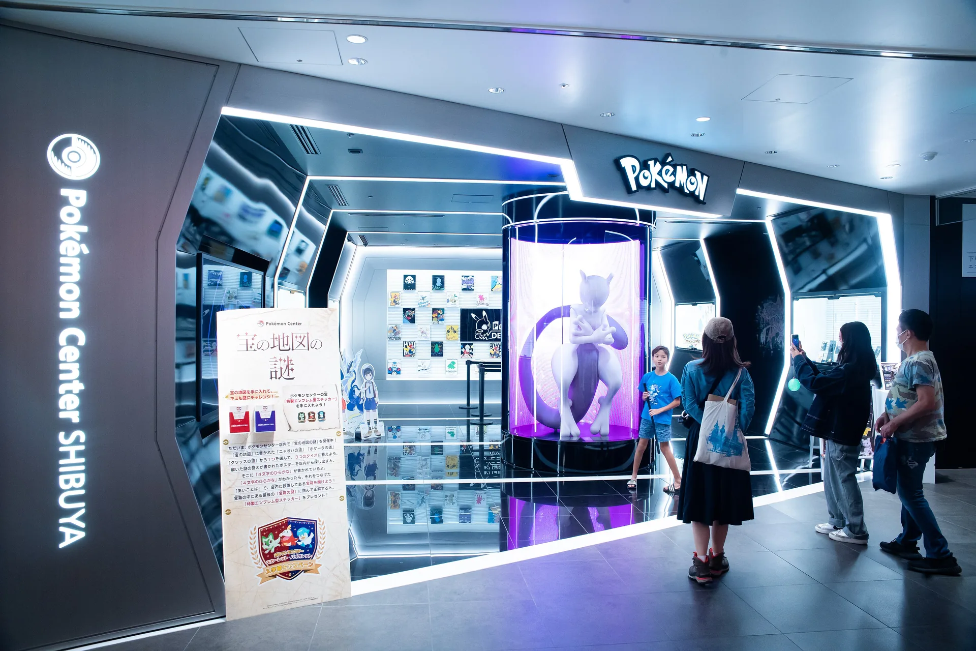 Entrada del Pokémon Center Shibuya con la gran figura de Mewtwo en Shibuya PARCO