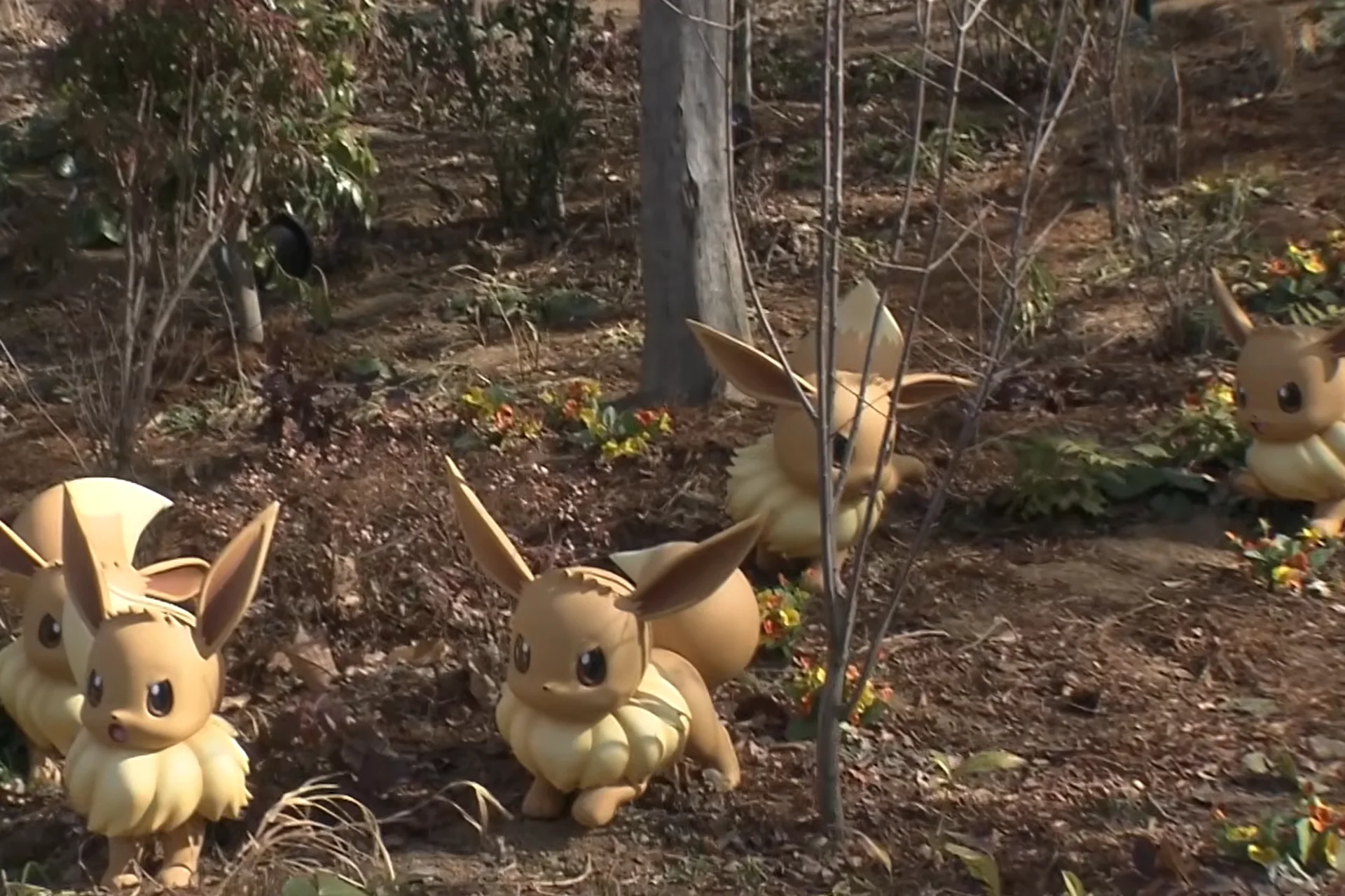 PokéPark Kanto: guía para visitar el parque Pokémon de Tokio 2026 Figuras de Eevee entre los árboles del Pokémon Forest de PokéPark Kanto