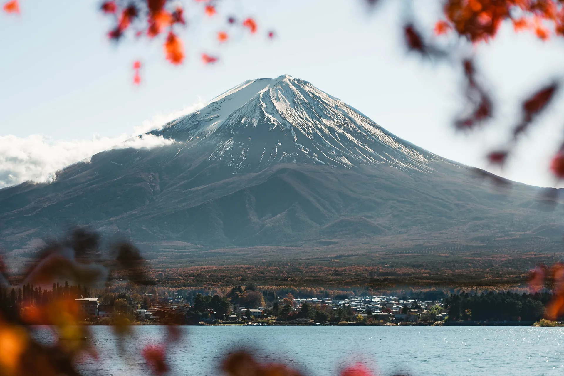 Monte Fuji nevado sobre el lago Kawaguchi con arces rojos en otoño