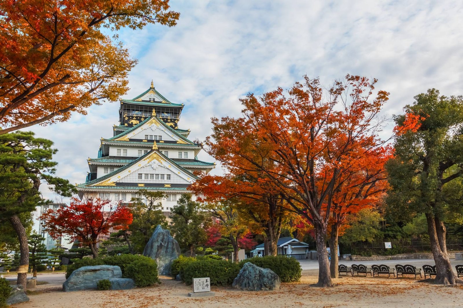 Qué ver en Osaka: itinerario de 1, 2 y 3 días (2026) 2026 castillo de osaka con árboles de otoño