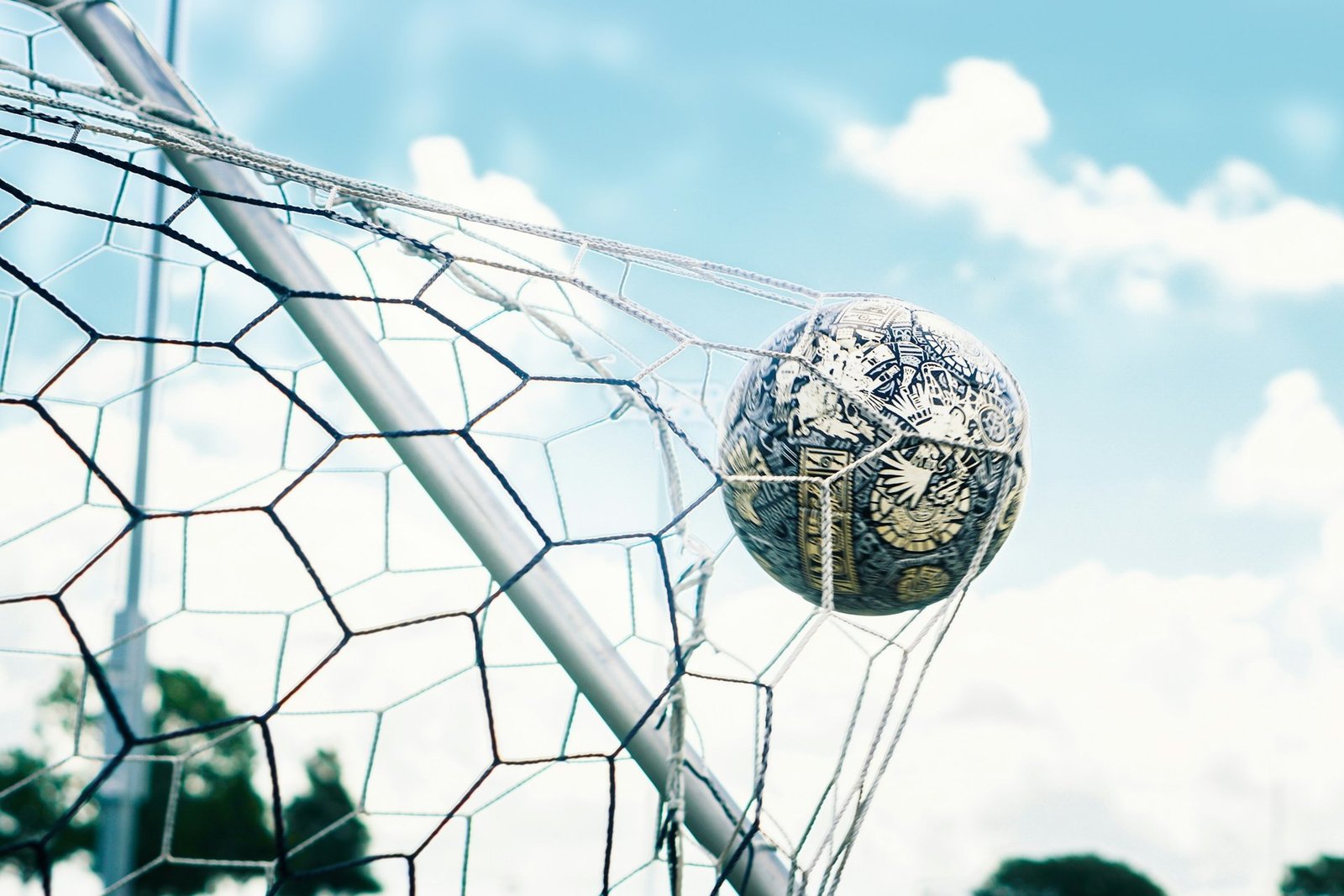 Una red rota cambia el resultado de un partido de fútbol escolar en Tokio 2026 Balón de fútbol junto a la red de una portería