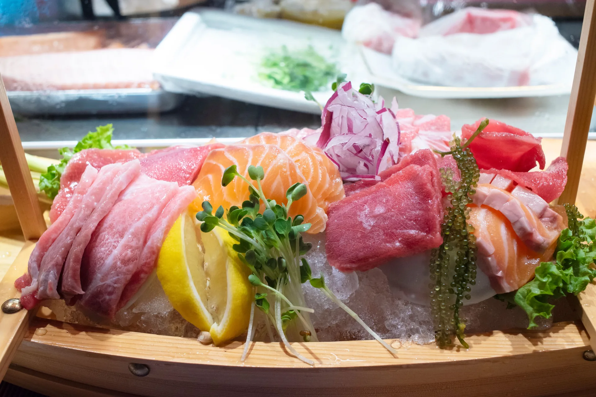 Surtido de sashimi de salmón y atún servido sobre hielo
