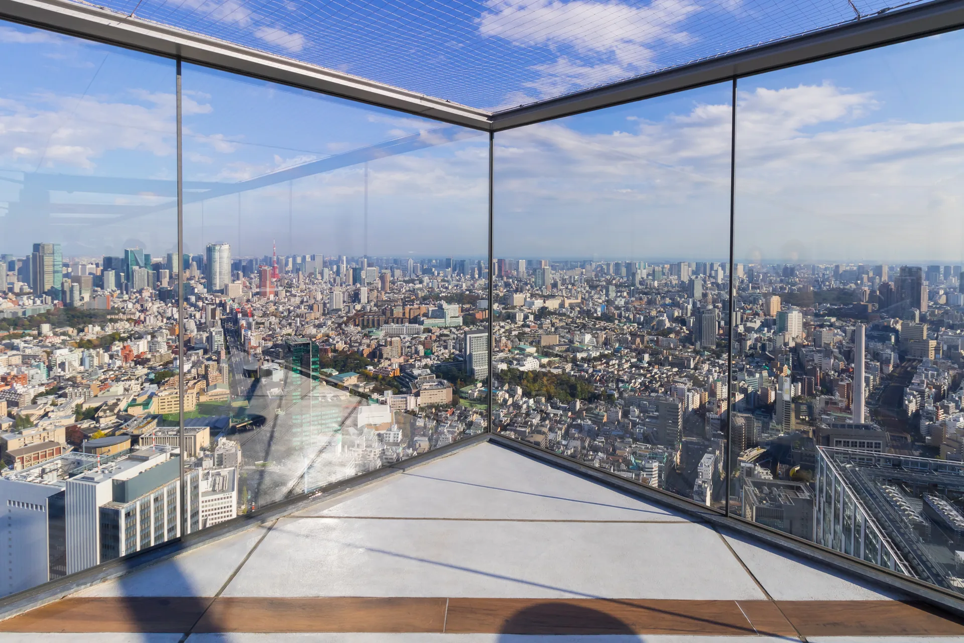 Shibuya Sky: entradas, precios, mejor hora y normas para subir 2026 Esquina de cristal del mirador al aire libre de Shibuya Sky con Tokio al fondo