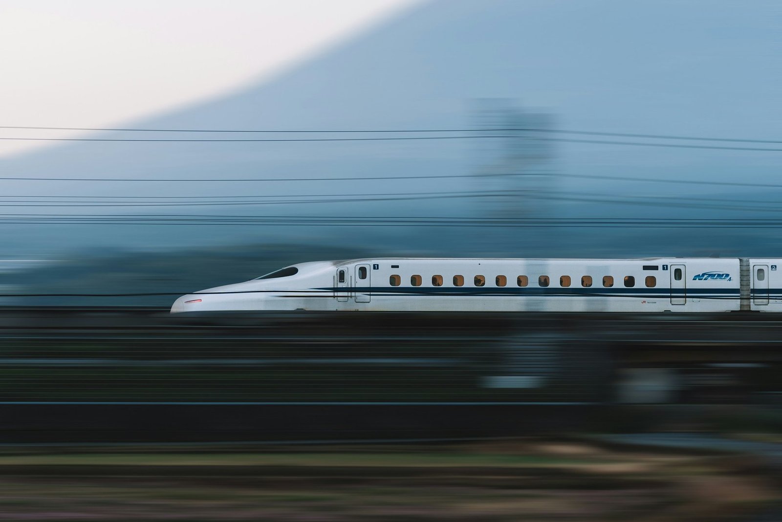 Alerta sísmica del Shinkansen: así frena el tren bala en segundos (y quién vigila ahora las vías) 2026 Shinkansen serie N700 circulando a gran velocidad con el monte Fuji al fondo