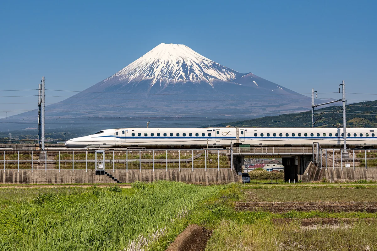 Tren bala Shinkansen N700S pasando ante el Monte Fuji nevado en Higashi-Tagonoura, Shizuoka