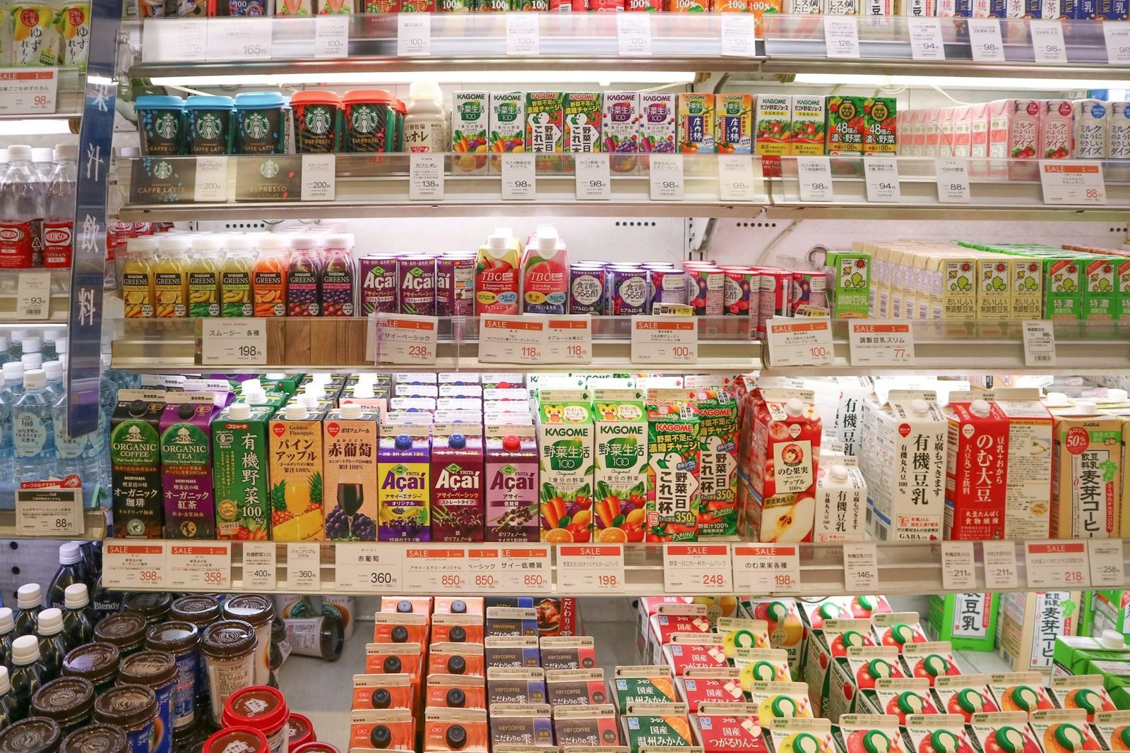 Pasillo de un supermercado japonés con productos en las estanterías