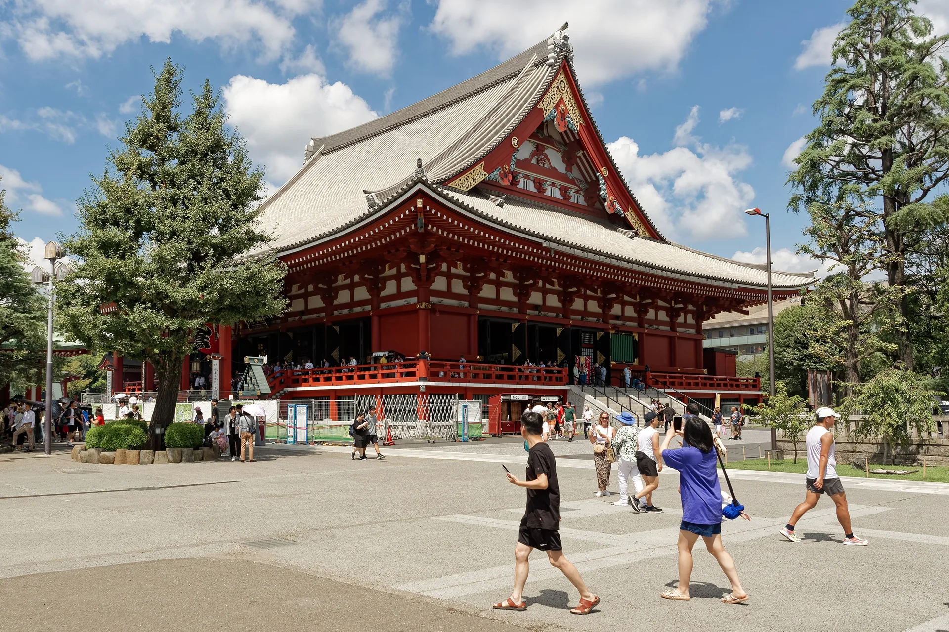 Salón principal del templo Sensoji en Asakusa, Tokio, con su gran farol rojo