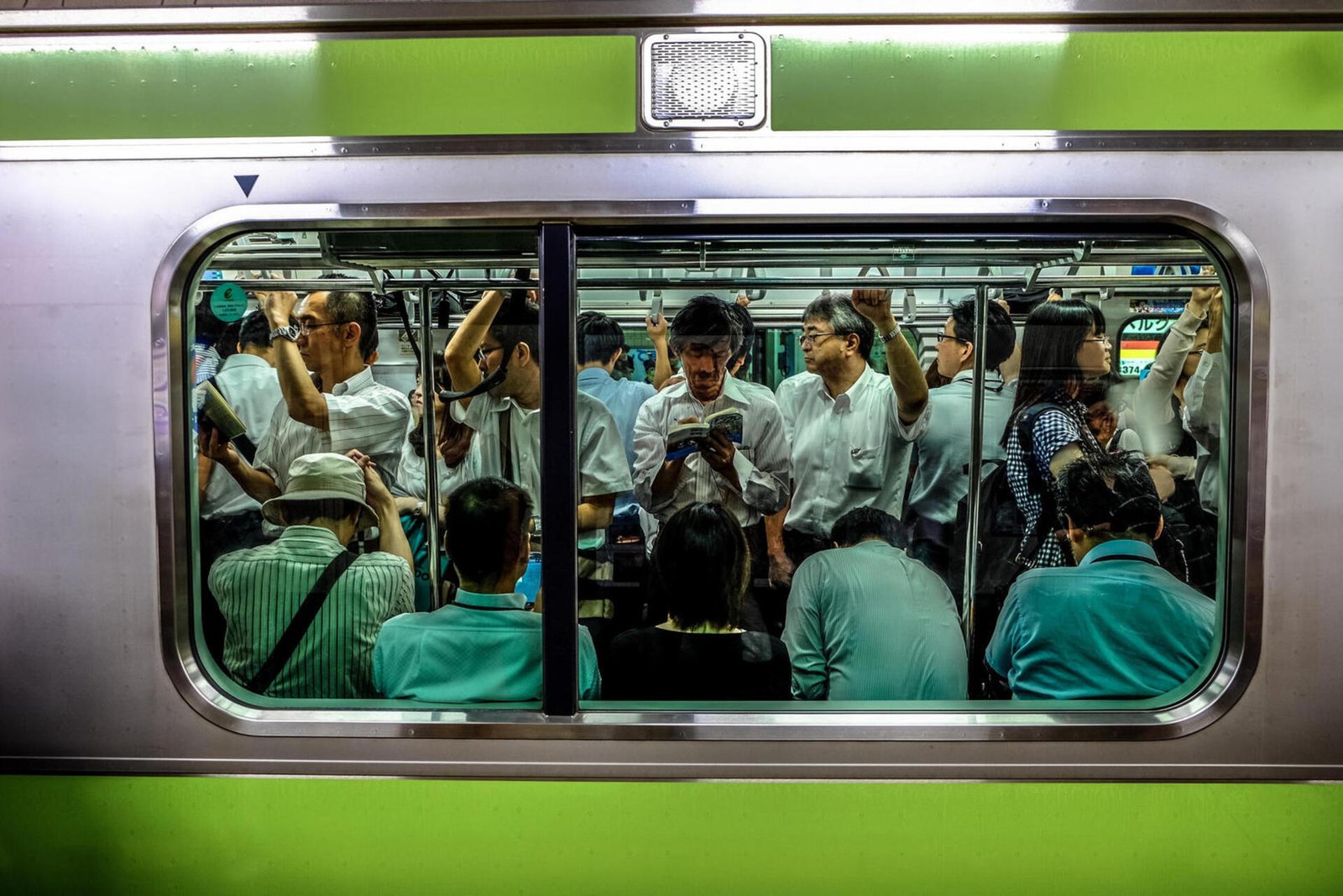 Así es la hora punta en Tokio a las 8 de la mañana: trenes llenos y supervivencia diaria 2026