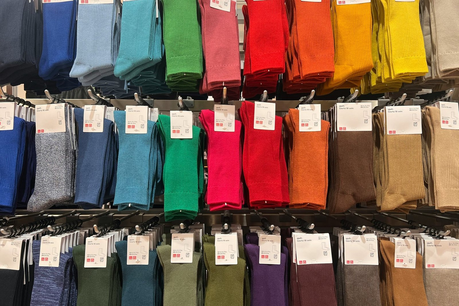 Uniqlo da marcha atrás con la subida de sus calcetines de 50 colores 2026 Expositor con calcetines de muchos colores